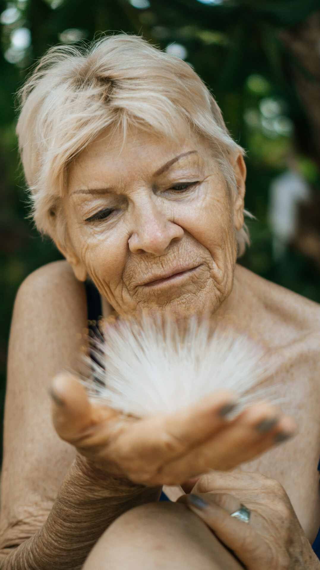 Portrait souriant d'une femme senior aux cheveux gris