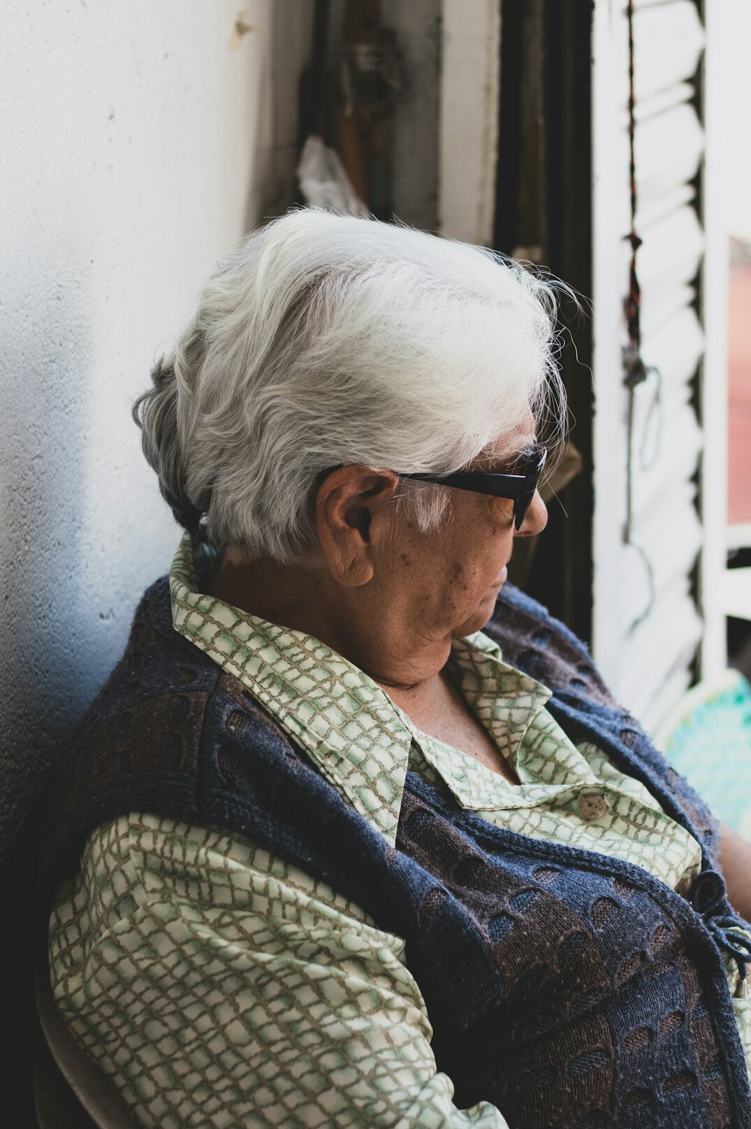 Portrait souriant d'une femme senior aux cheveux blancs