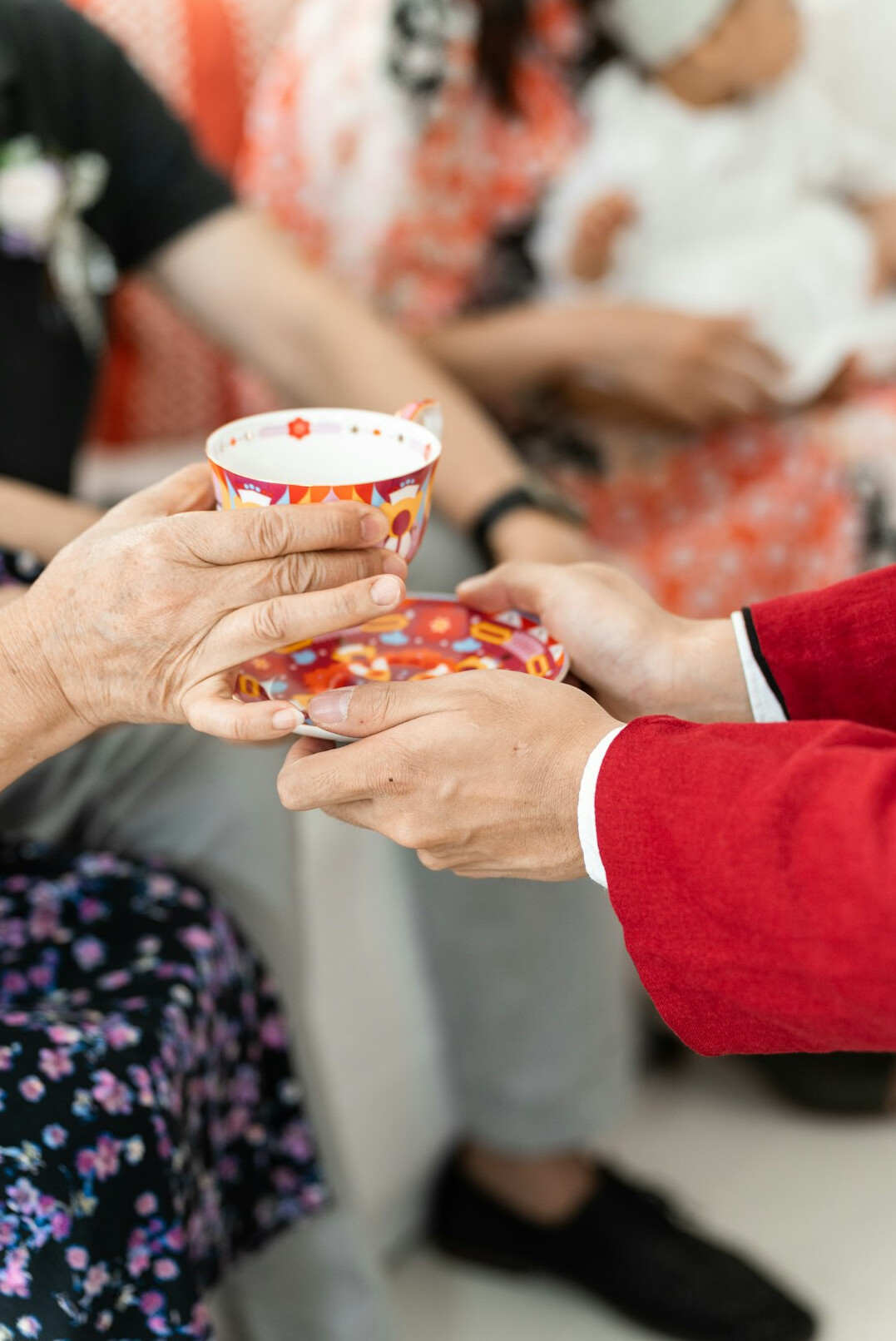 Seniors partageant un thé et une conversation animée