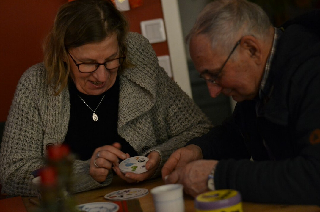 Seniors participant à un atelier de loisirs créatifs autour d'une table