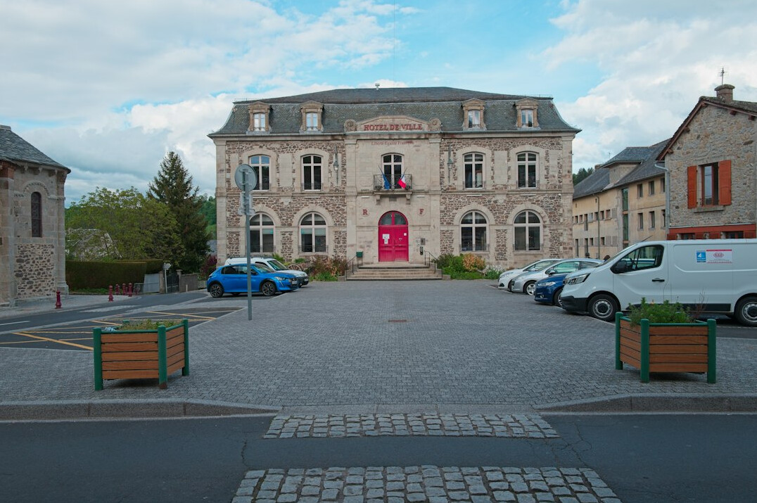 Façade lumineuse et accueillante d'une maison de quartier